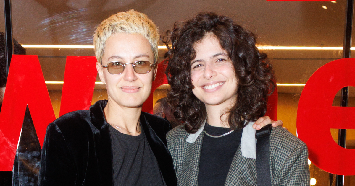 Mariée depuis 6 mois, la fille de Debora Bloch fait une apparition très rare auprès de son épouse chanteuse et sa ressemblance avec sa célèbre mère lui vole la vedette