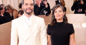 Ce n'était pas un costume blanc ou une tenue de sport chic : Wagner Moura portait une tenue très inhabituelle le jour où il est tombé amoureux de sa femme, Sandra Delgado.