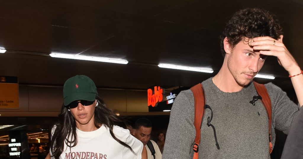 Bruna Marquezine au Carnaval de Salvador : ce détail des Havaianas aux pieds de l'actrice est la preuve définitive que sa relation avec Shawn Mendes a décollé