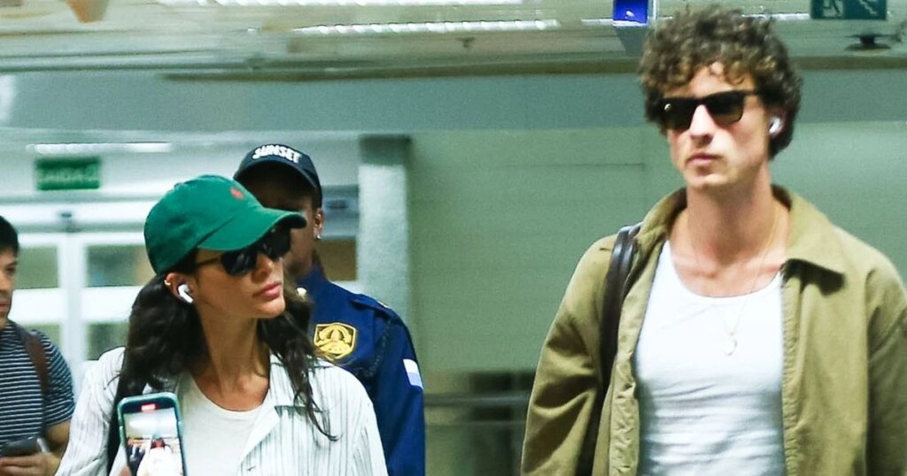 Le petit ami de Bruna Marquezine, Shawn Mendes évite les photographes à son arrivée à Salvador pour le Carnaval 2026 après avoir embarqué avec l'actrice à RJ. Des photos !