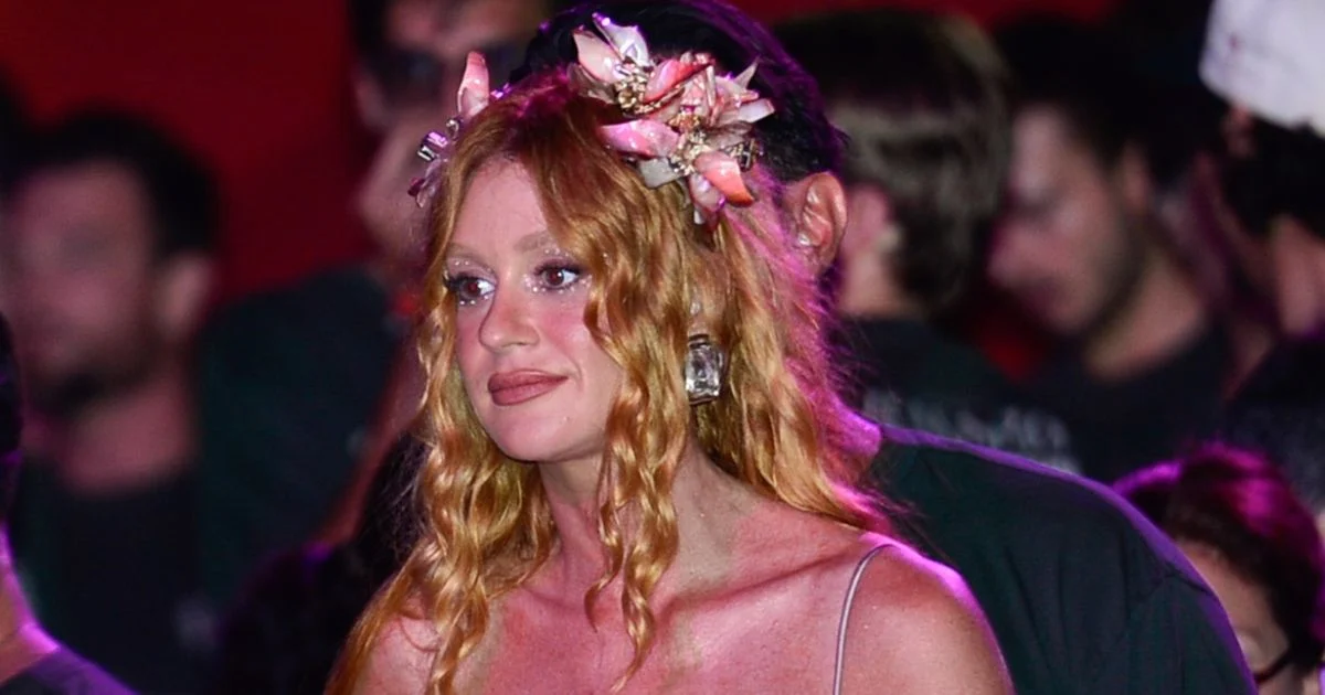 Marina Ruy Barbosa est-elle enceinte pour la première fois ? Web montre bébé en route à travers des photos de son ventre visible au Carnaval 2026 ; le conseiller s'exprime