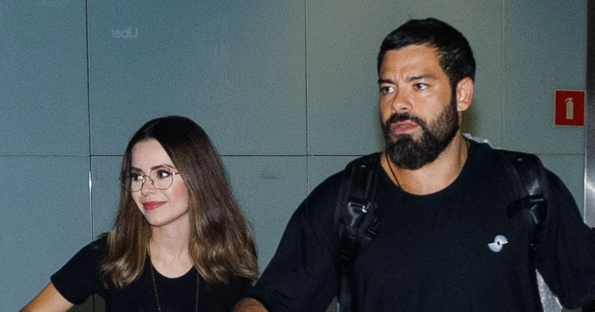 Discrète, Sandy fait une rare apparition avec son petit ami Pedro Andrade à l'aéroport et impressionne en embrassant le médecin. Voir les photos !