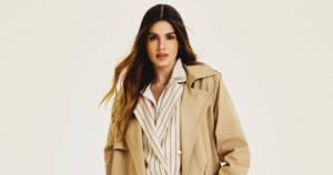 Entretien | « J'ai beaucoup utilisé la garde-robe de Klebber », admet Camila Queiroz à propos des défis de s'habiller pendant la grossesse ; l'actrice choisit le combo "armure" qui lui permet de se sentir en sécurité