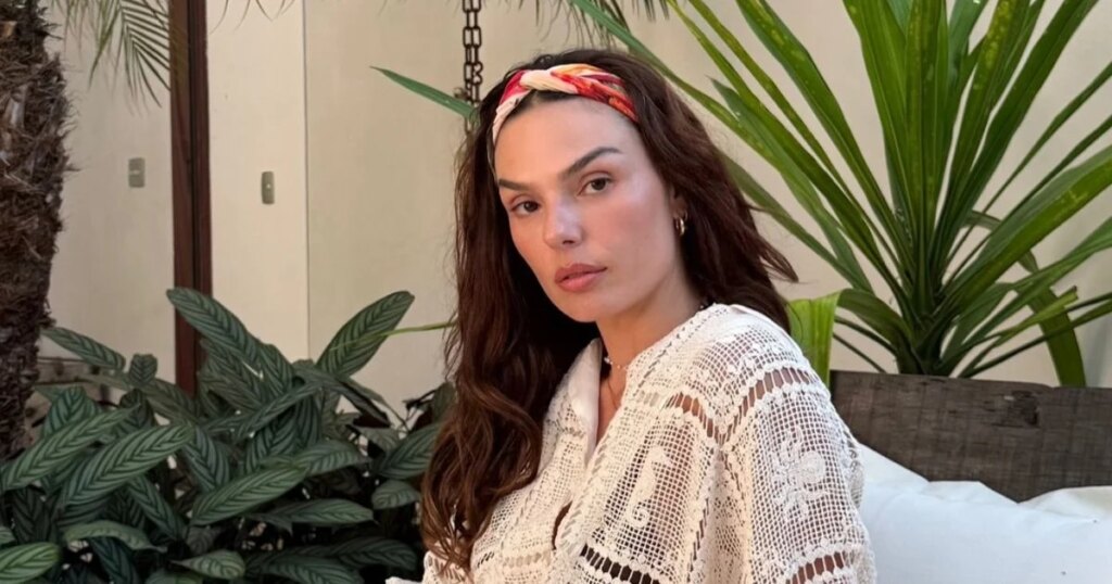 700 m² avec des tarifs journaliers allant jusqu'à 42 000 R$ : Isis Valverde et Marcus Buaiz affichent le luxe lors de leur voyage à Bahia et séjournent dans une gigantesque demeure « les pieds dans le sable »