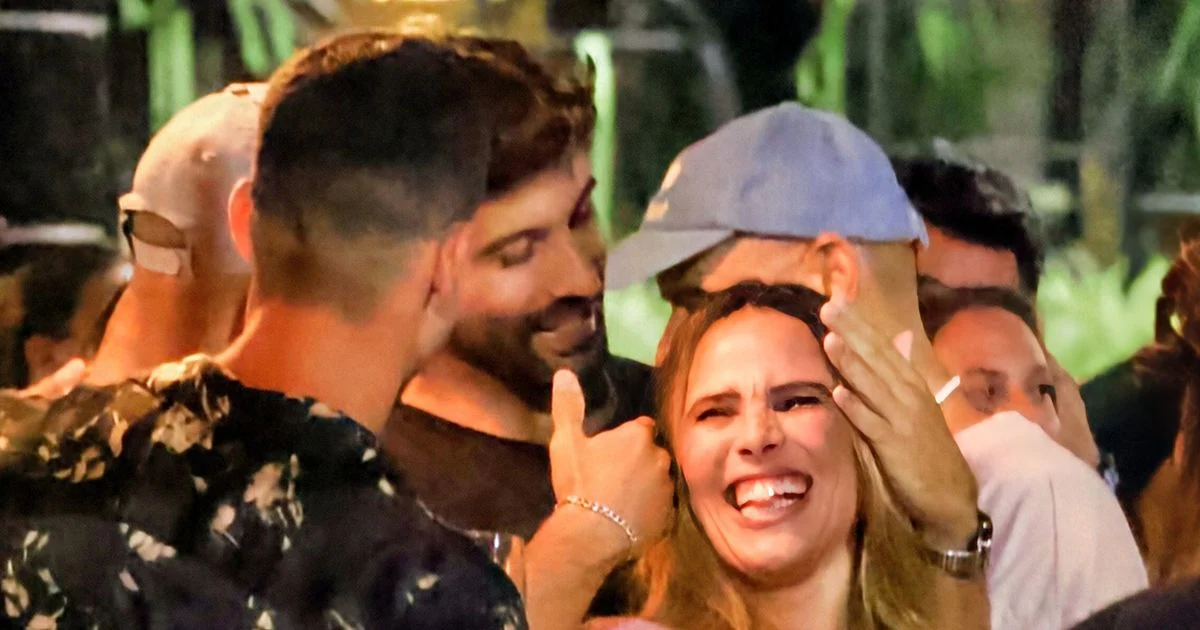 Dans une liaison, Wanessa Camargo et Bruno Bevan, acteur du feuilleton Globo, s'amusent entre amis à RJ. Des photos !