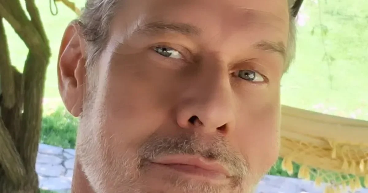 Idée de Globo dans les années 1990, Nico Puig fréquente un producteur depuis près de 3 décennies et exerçait des métiers bien loin des feuilletons lorsqu'il vivait aux USA