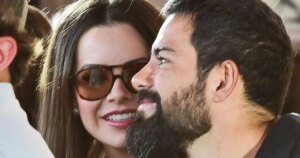 Sandy profite du spectacle dans une atmosphère intime avec son petit ami, le docteur Pedro Andrade, mais la rare présence de Simaria lui vole la vedette. Des photos !