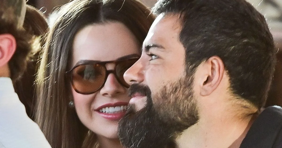 Sandy profite du spectacle dans une atmosphère intime avec son petit ami, le docteur Pedro Andrade, mais la rare présence de Simaria lui vole la vedette. Des photos !