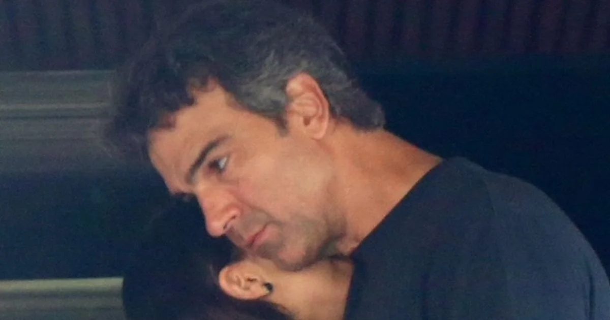 Secoué par la mort de son frère Oscar, Tadeu Schmidt est soutenu par son épouse avant la dernière élimination de 'BBB 26'. Photos