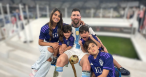 "Nous avons déjà tout ce dont nous avons besoin parce que nous vous avons" : Messi fête ses 39 ans et sa femme, Antonela Rocuzzo, ouvre un album de photos intimes et révèle le côté affectueux du joueur en tant que père