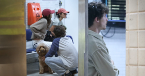 Voyage en couple : Bruna Marquezine embarque avec Shawn Mendes, Sasha et João Lucas à Rio ; l'actrice et sa meilleure amie combinent des accessoires sur des photos
