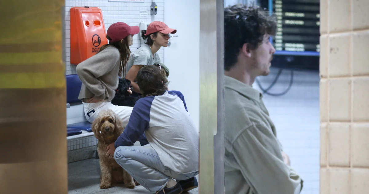 Voyage en couple : Bruna Marquezine embarque avec Shawn Mendes, Sasha et João Lucas à Rio ; l'actrice et sa meilleure amie combinent des accessoires sur des photos