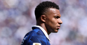 Peu de gens le savent, mais avant la Coupe du monde 2026, Mbappé était la cible de racisme et de transphobie après une prétendue romance avec un mannequin trans qui posait dans Playboy ; Aujourd'hui, il a une liaison avec une actrice d'Elite
