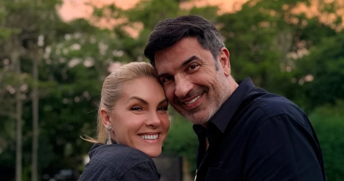 "Je ne l'avais jamais regardé avec des yeux différents, mais après ce dîner, je lui ai volé son premier baiser" : Ana Hickmann, à la veille de son mariage avec Edu Guedes, fait une révélation sans précédent sur le début de sa relation avec le présentateur