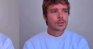 Qualifié de "sans charisme" par un magazine, João Lucas, le mari de Sasha, "change la donne" : le musicien utilise la critique pour gagner de l'argent avec un article sur la boisson à base d'extrait de jambu et de curcuma