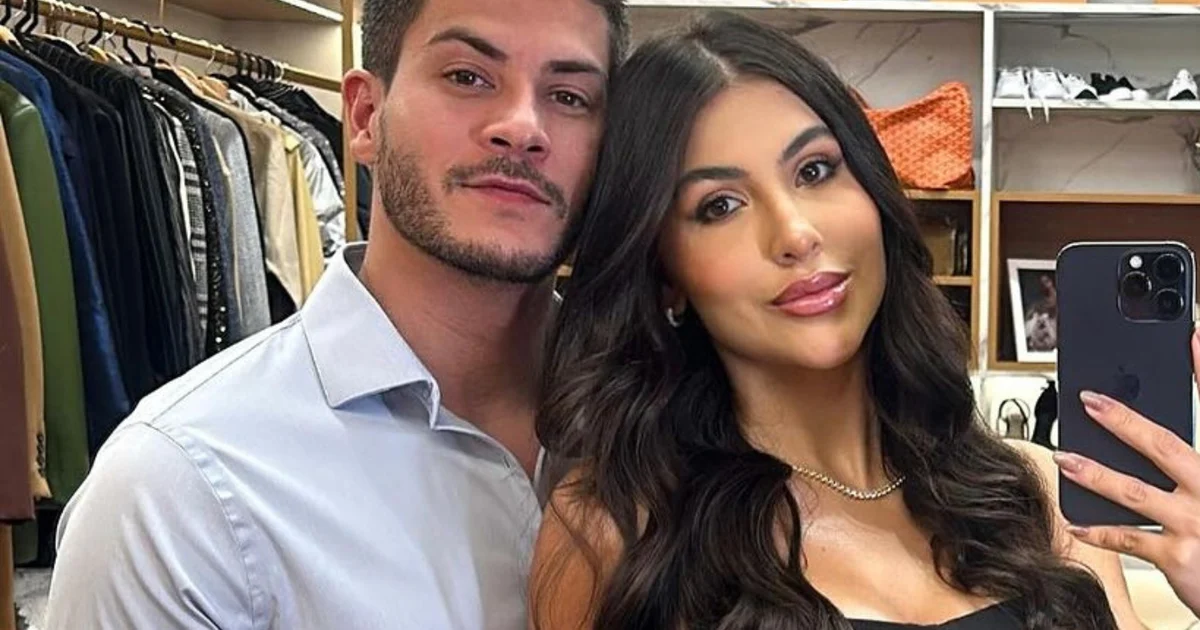 "Arthur et moi ne sommes plus ensemble", enceinte d'un deuxième enfant, mariage de 3 mois et dette de 400 000 R$ : Jheny Santucci annonce sa séparation d'Arthur Aguiar puis supprime le message