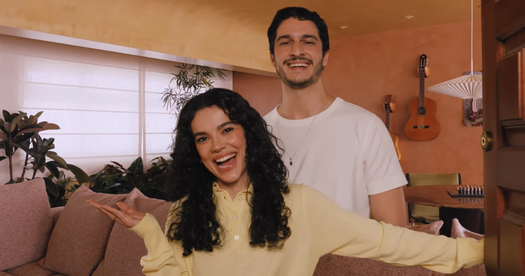 Duplex au sommet d'un immeuble à São Paulo, panneau de palissandre à découpe circulaire et référence aux temples zen-bouddhiques : Manu Gavassi et Jullio Reis ouvrent l'appartement où ils vivent avec leur fille Nara et les chiens Magnólia et Aipim