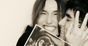 Sacha est enceinte ! Avec une annonce de grossesse minimaliste, la fille de Xuxa Meneghel reçoit un flot d'affection de la part des célébrités ; une femme d'affaires montre une échographie et Internet demande : "Je veux une vidéo de la réaction de Xuxa"