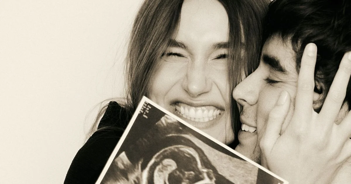 Sacha est enceinte ! Avec une annonce de grossesse minimaliste, la fille de Xuxa Meneghel reçoit un flot d'affection de la part des célébrités ; une femme d'affaires montre une échographie et Internet demande : "Je veux une vidéo de la réaction de Xuxa"