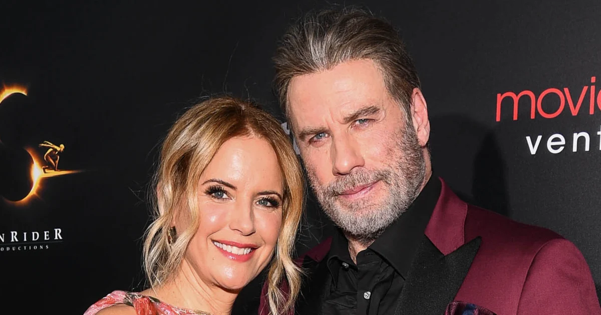 "Tu le serais..." : à 72 ans et veuf après un mariage de près de trois décennies, John Travolta déménage avec un poste dédié à son épouse ; Kelly Preston est décédée à l'âge de 57 ans des suites d'un cancer du sein.